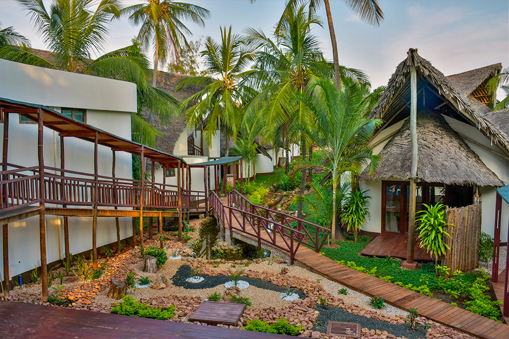 Ôcombiné Kena Beach Hotel 4* Sup & Safari 2 nuits dans le Selous en avion, Circuit Tanzanie, Zanzibar par Ôvoyages